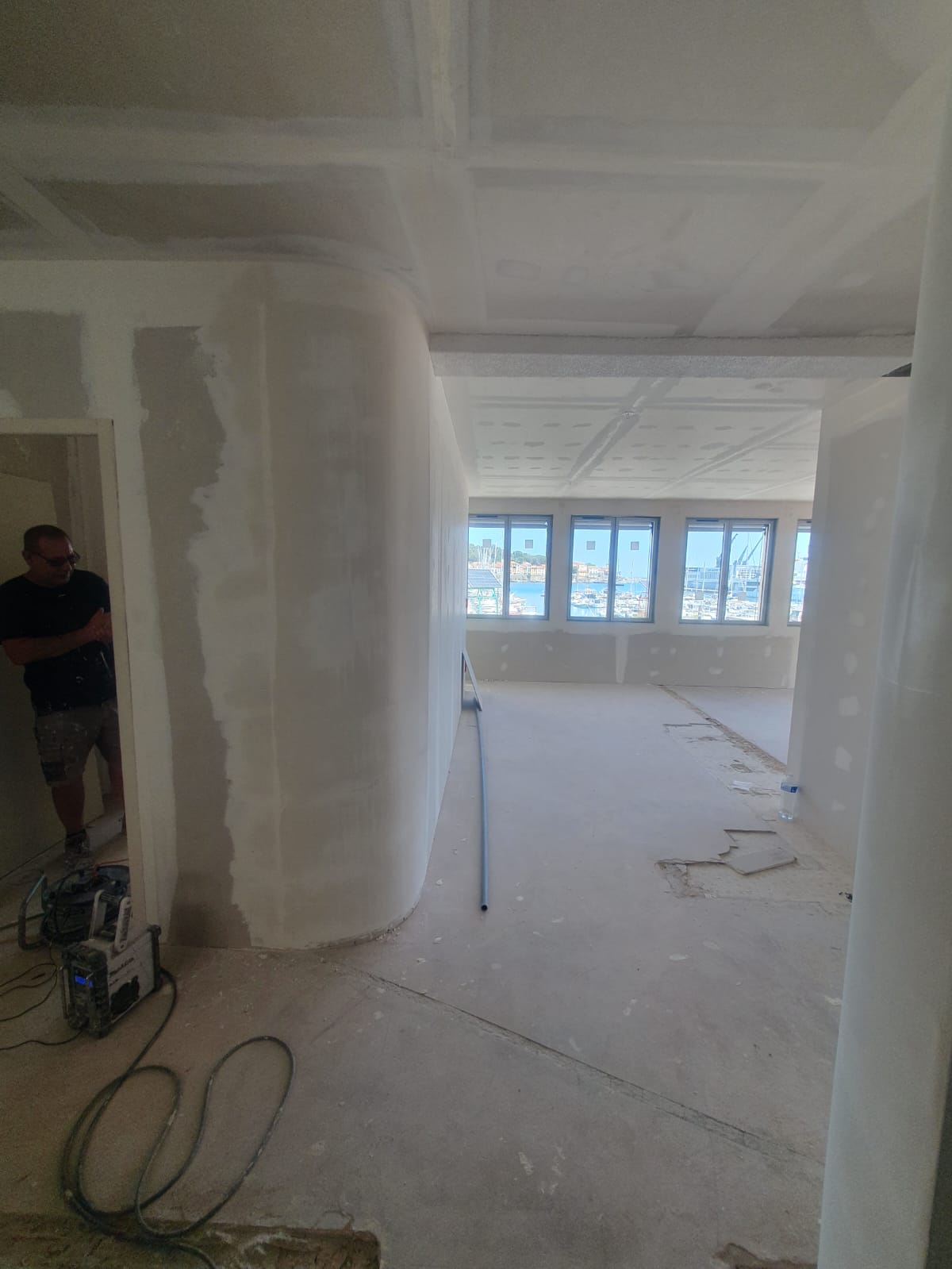 Revêtement mural et plafond à caissons — pose de placo et colonnes arrondies dans un appartement de standing vue marina