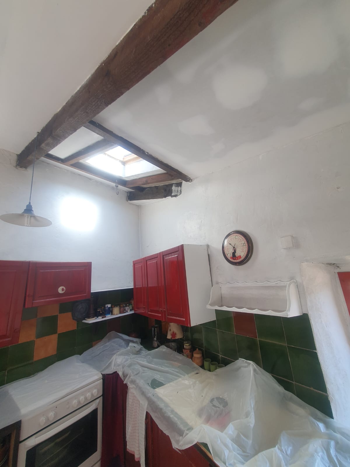 Détail décoration cuisine avec horloge vintage et poutres — ambiance chaleureuse haut de gamme