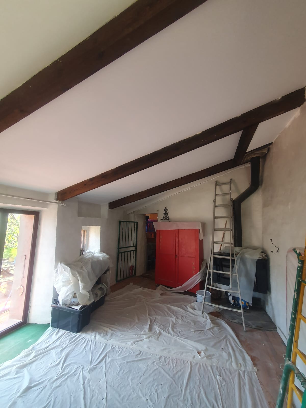 Salon avec poutres apparentes baigné de lumière naturelle — décoration intérieure d'exception