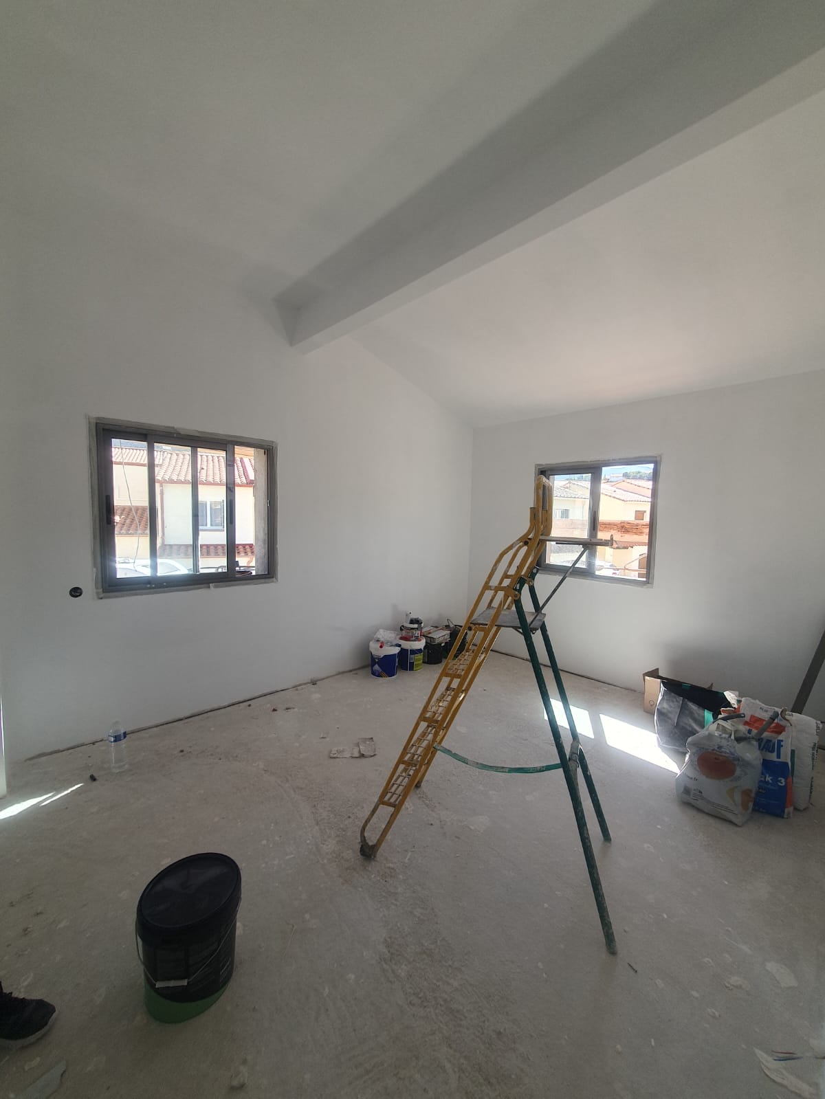 Pièce lumineuse après home staging — résultat final avec peinture blanche et volumes mis en valeur