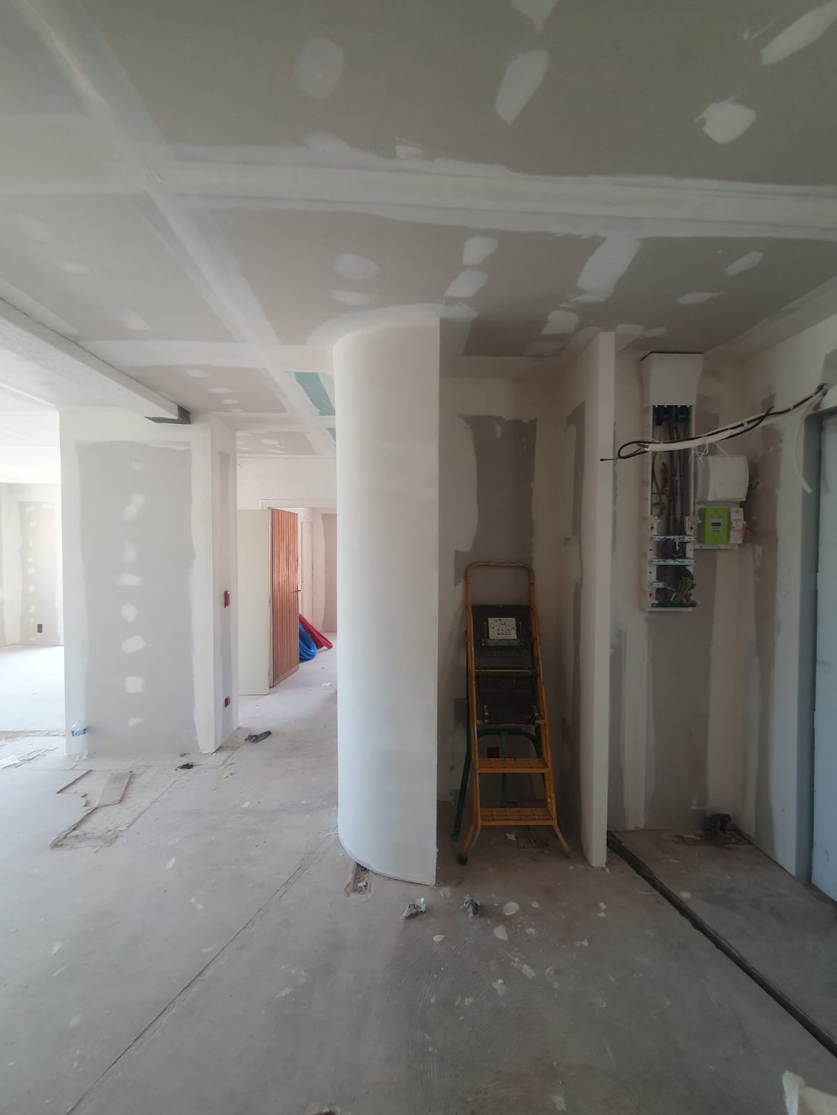 Colonnes en placo et plafond à caissons — revêtement mural haut de gamme dans un appartement de standing