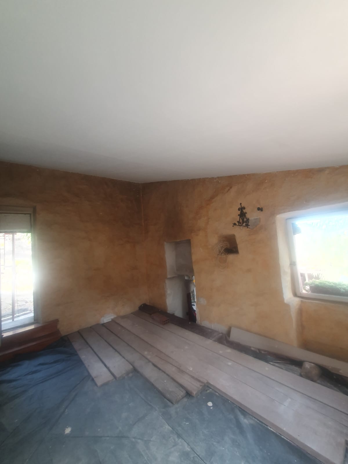 Murs enduit ocre et plafond blanc dans une pièce rénovée — finitions peinture intérieure dans le 66