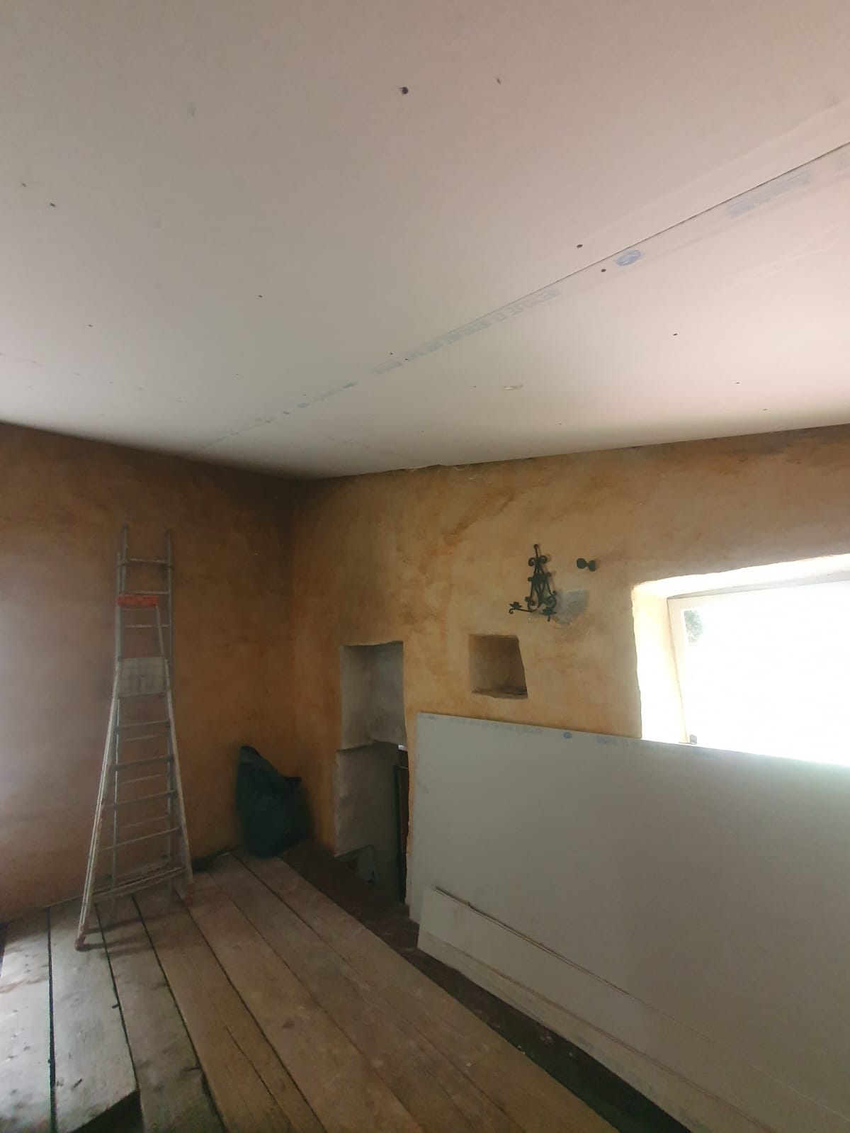 Plafond peint blanc immaculé dans un mas rénové — résultat final peinture intérieure