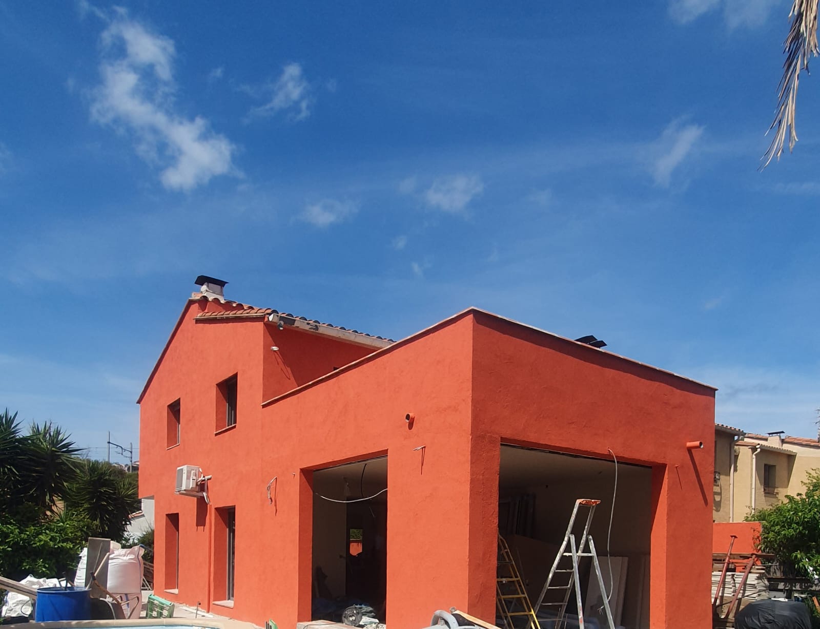 Ravalement de façade terminé sur villa méditerranéenne sous ciel bleu dans le 66